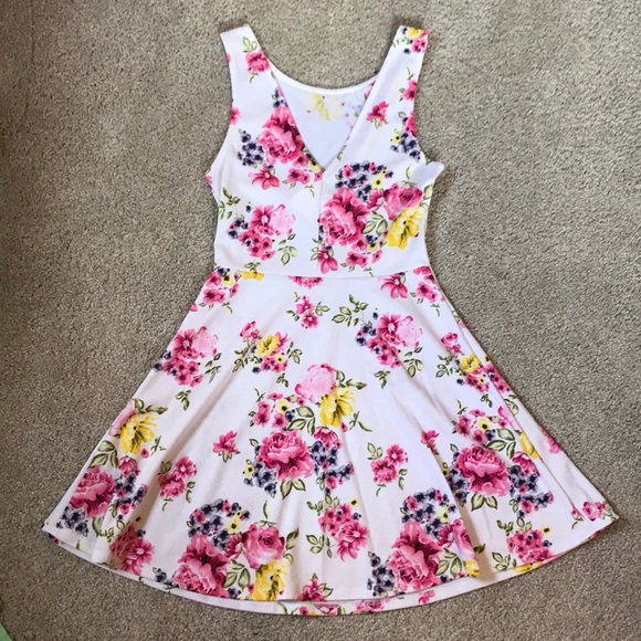 Cute floral dress - Picture 2 of 5